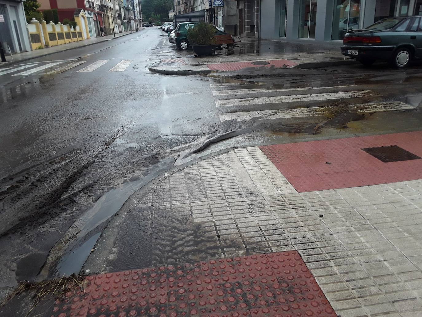 Las intensas lluvias de esta tarde han provocado inundaciones en las calles de Vegadeo.