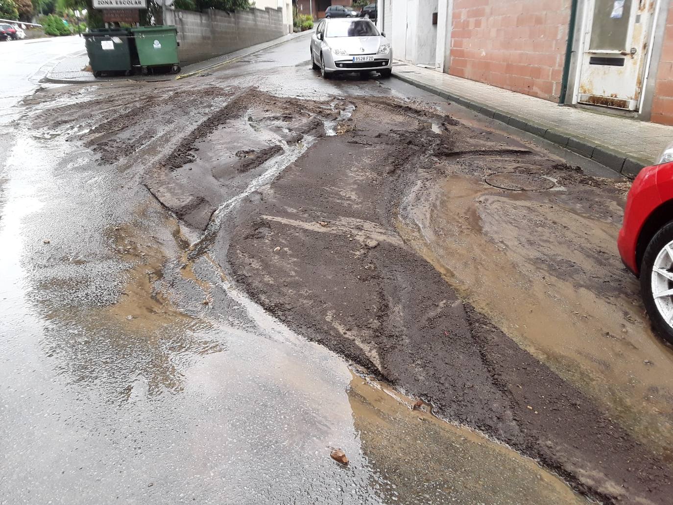 Las intensas lluvias de esta tarde han provocado inundaciones en las calles de Vegadeo.