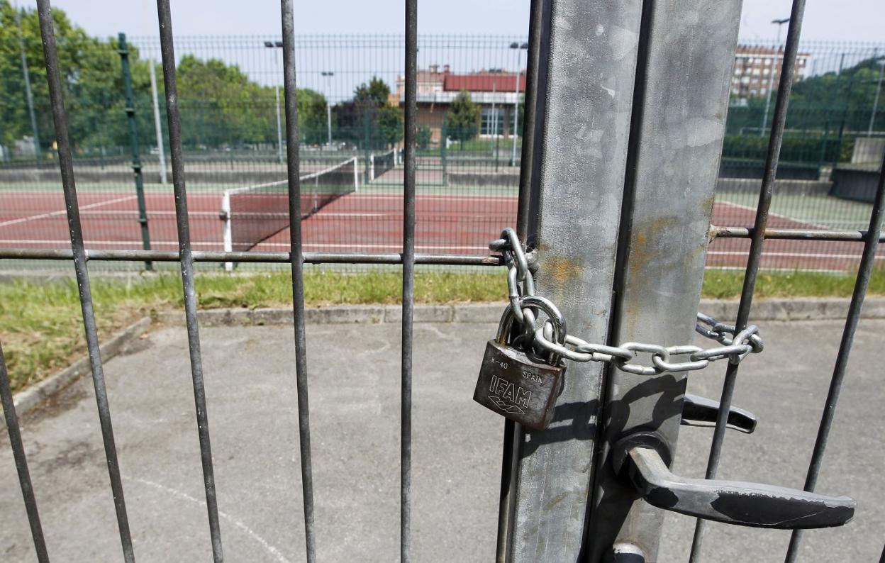 Pistas de tenis del complejo deportivo de El Llano, cerradas. 
