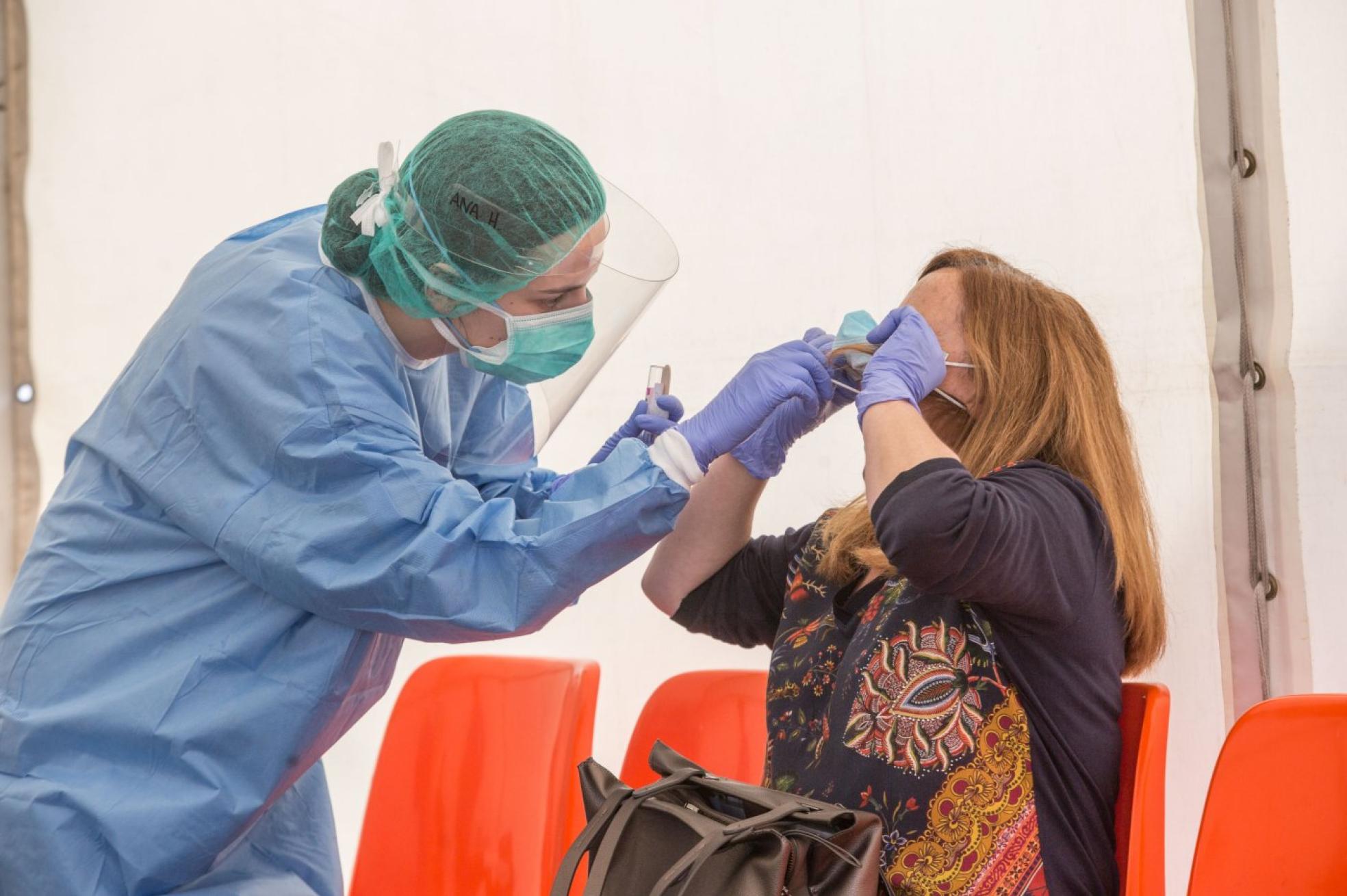 Primer paso. Puesto de toma de muestras para análisis del personal sanitario, en el hospital de San Agustín, en Avilés. 