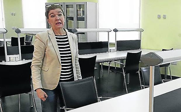 Concepción Paredes, en una de las salas vacías del Archivo Histórico de Asturias