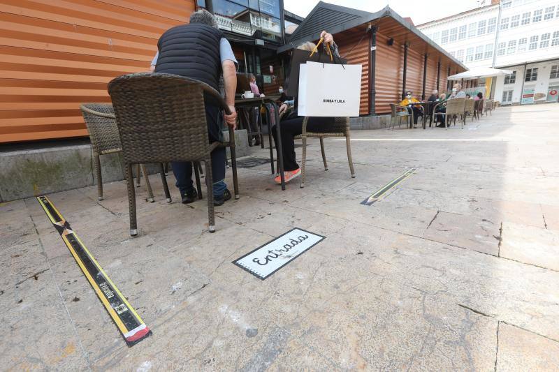 Los avilesinos han disfrutado este lunes de las terrazas y del tiempo apacible. Después de ocho semanas con los bares cerrados, los establecimientos hosteleros de la región vuelven a subir la verja el primer día de la fase 1 de la desescalada del confinamiento por el coronavirus. 