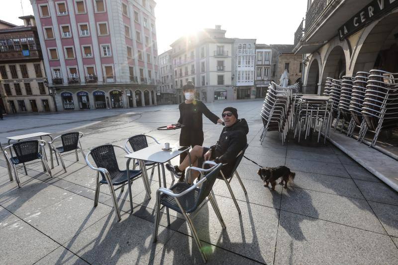 Los avilesinos han disfrutado este lunes de las terrazas y del tiempo apacible. Después de ocho semanas con los bares cerrados, los establecimientos hosteleros de la región vuelven a subir la verja el primer día de la fase 1 de la desescalada del confinamiento por el coronavirus. 