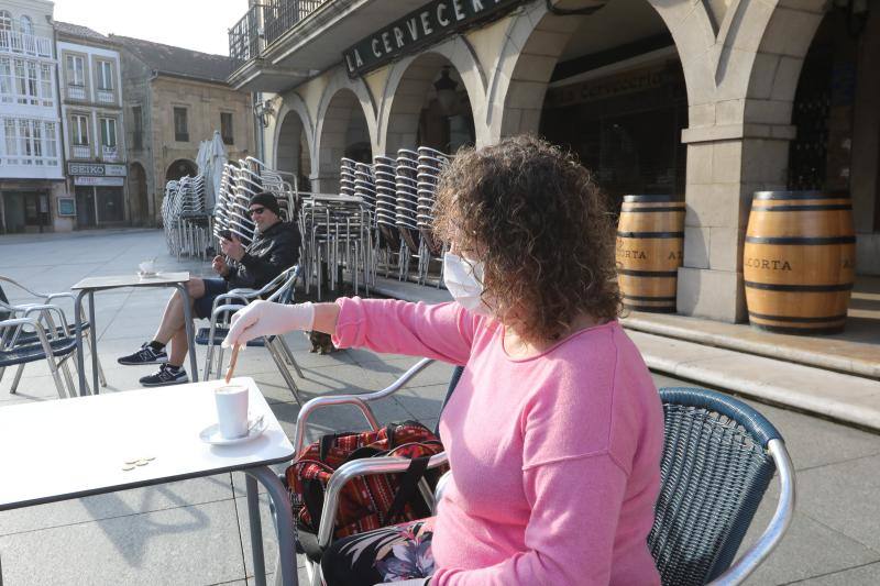 Los avilesinos han disfrutado este lunes de las terrazas y del tiempo apacible. Después de ocho semanas con los bares cerrados, los establecimientos hosteleros de la región vuelven a subir la verja el primer día de la fase 1 de la desescalada del confinamiento por el coronavirus. 