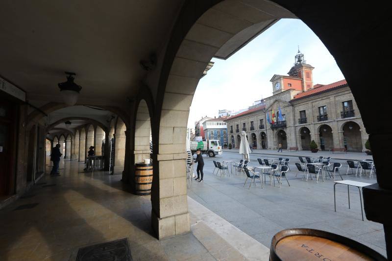 Los avilesinos han disfrutado este lunes de las terrazas y del tiempo apacible. Después de ocho semanas con los bares cerrados, los establecimientos hosteleros de la región vuelven a subir la verja el primer día de la fase 1 de la desescalada del confinamiento por el coronavirus. 
