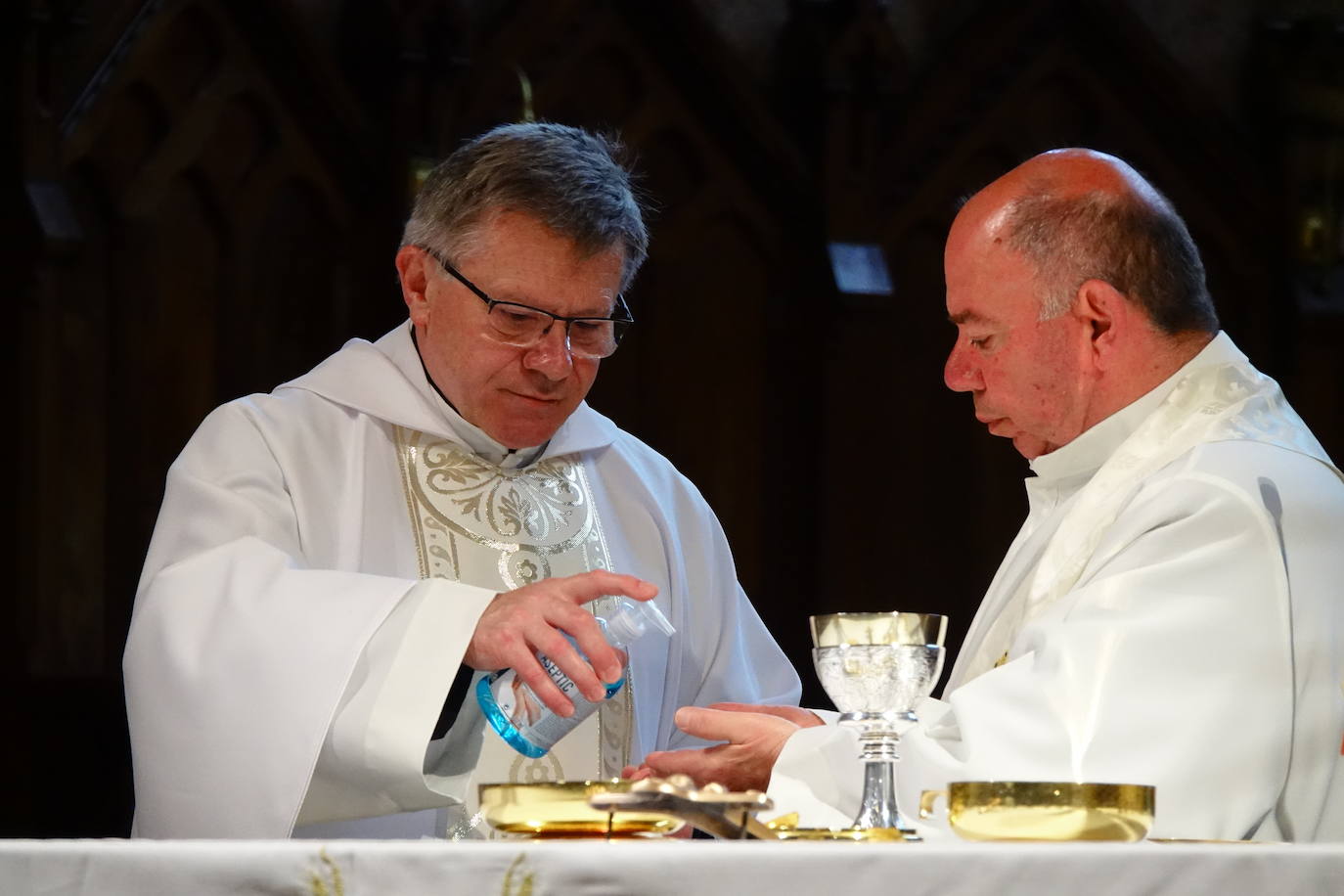 El santuario de Covadonga vuelve a abrir al público desde este lunes. Los devotos podrán visitar a la Santina en la Cueva todos los días accediendo por la Escalera de las promesas y saliendo por el túnel hacia el puesto de velas. También se ha reanudado el culto, con una sola misa diaria en la Basílica, aunque se ha reducido el aforo al 30 por ciento para poder guardar la distancia. 