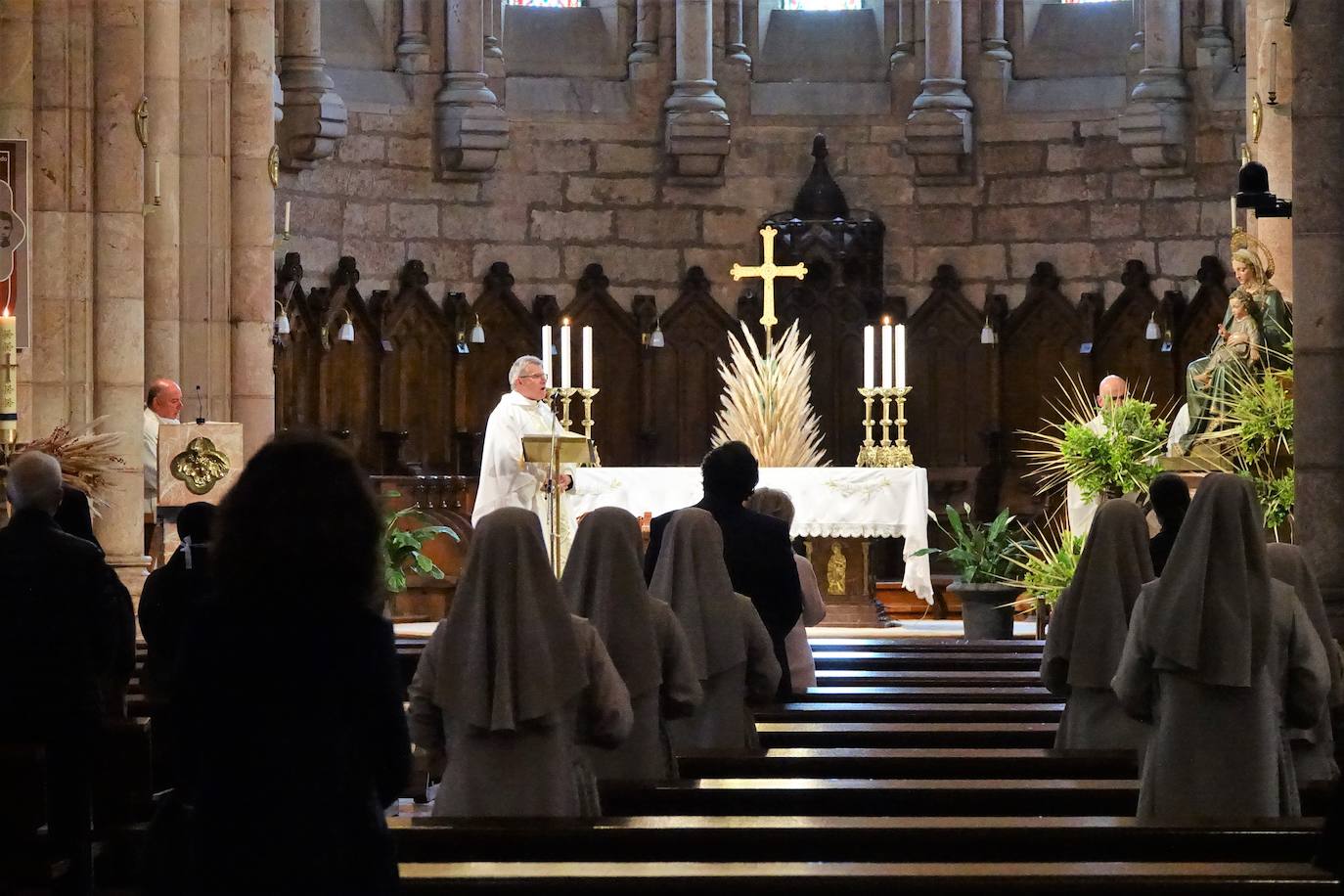 El santuario de Covadonga vuelve a abrir al público desde este lunes. Los devotos podrán visitar a la Santina en la Cueva todos los días accediendo por la Escalera de las promesas y saliendo por el túnel hacia el puesto de velas. También se ha reanudado el culto, con una sola misa diaria en la Basílica, aunque se ha reducido el aforo al 30 por ciento para poder guardar la distancia. 