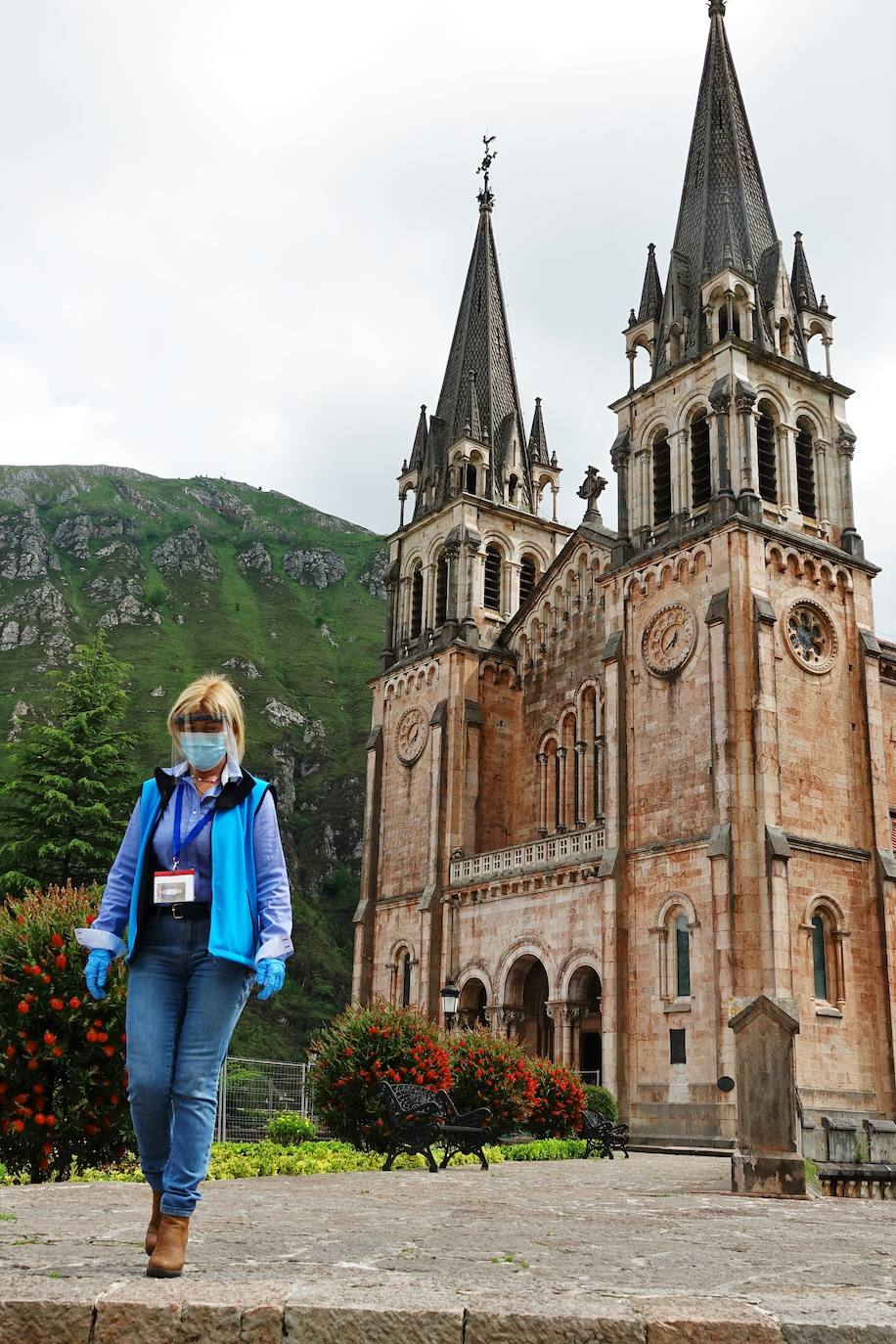 El santuario de Covadonga vuelve a abrir al público desde este lunes. Los devotos podrán visitar a la Santina en la Cueva todos los días accediendo por la Escalera de las promesas y saliendo por el túnel hacia el puesto de velas. También se ha reanudado el culto, con una sola misa diaria en la Basílica, aunque se ha reducido el aforo al 30 por ciento para poder guardar la distancia. 