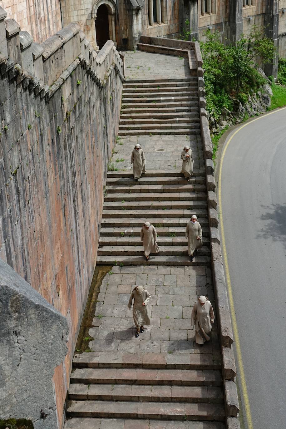 El santuario de Covadonga vuelve a abrir al público desde este lunes. Los devotos podrán visitar a la Santina en la Cueva todos los días accediendo por la Escalera de las promesas y saliendo por el túnel hacia el puesto de velas. También se ha reanudado el culto, con una sola misa diaria en la Basílica, aunque se ha reducido el aforo al 30 por ciento para poder guardar la distancia. 