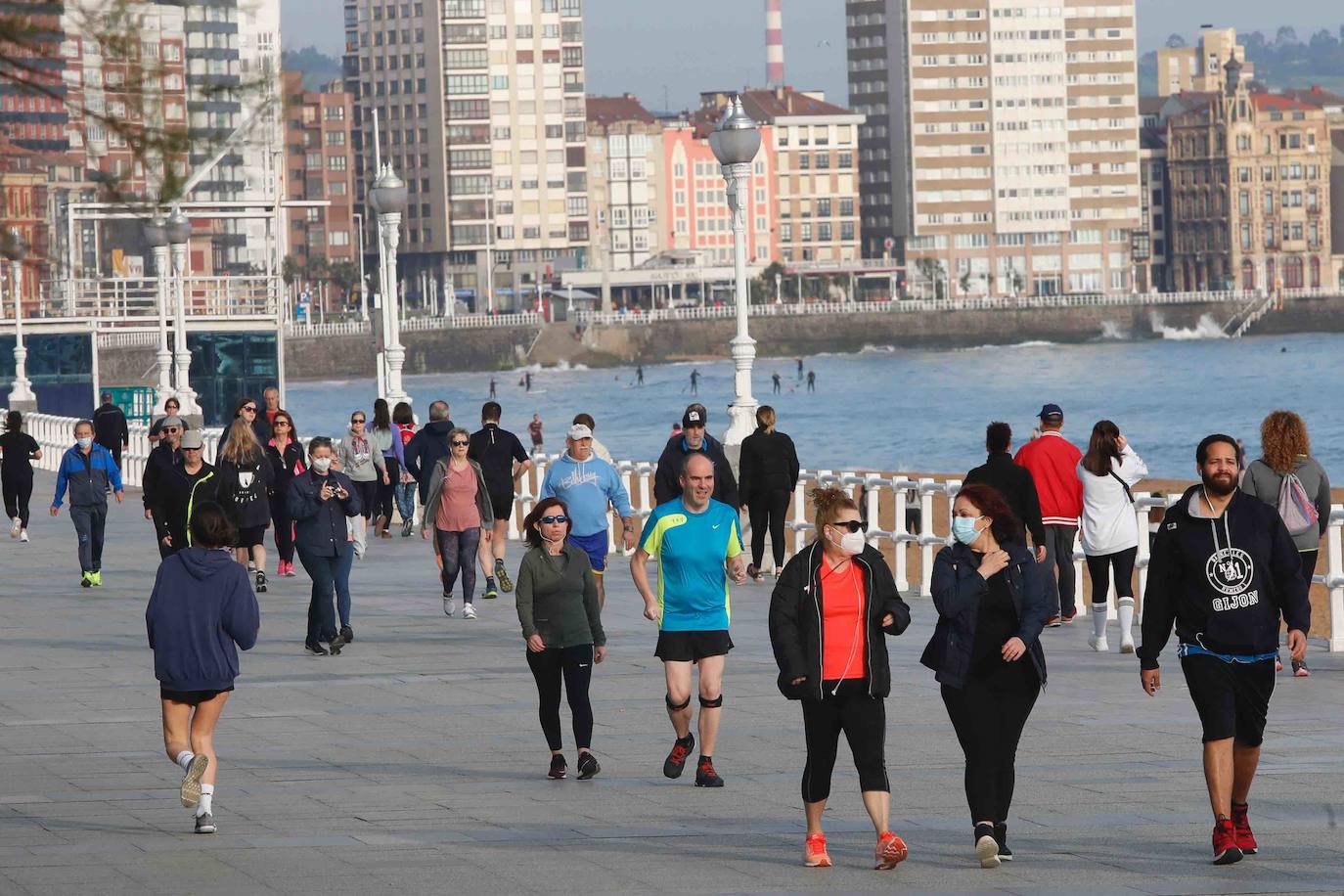 Después de casi dos meses de confinamiento por el coronavirus, las medidas de aislamiento se están relajando en Asturias. El Principado entra este lunes en la fase 1 de la desescalada, aunque continúan vigentes las franjas horarias para pasear y para hacer deporte en la calle. 