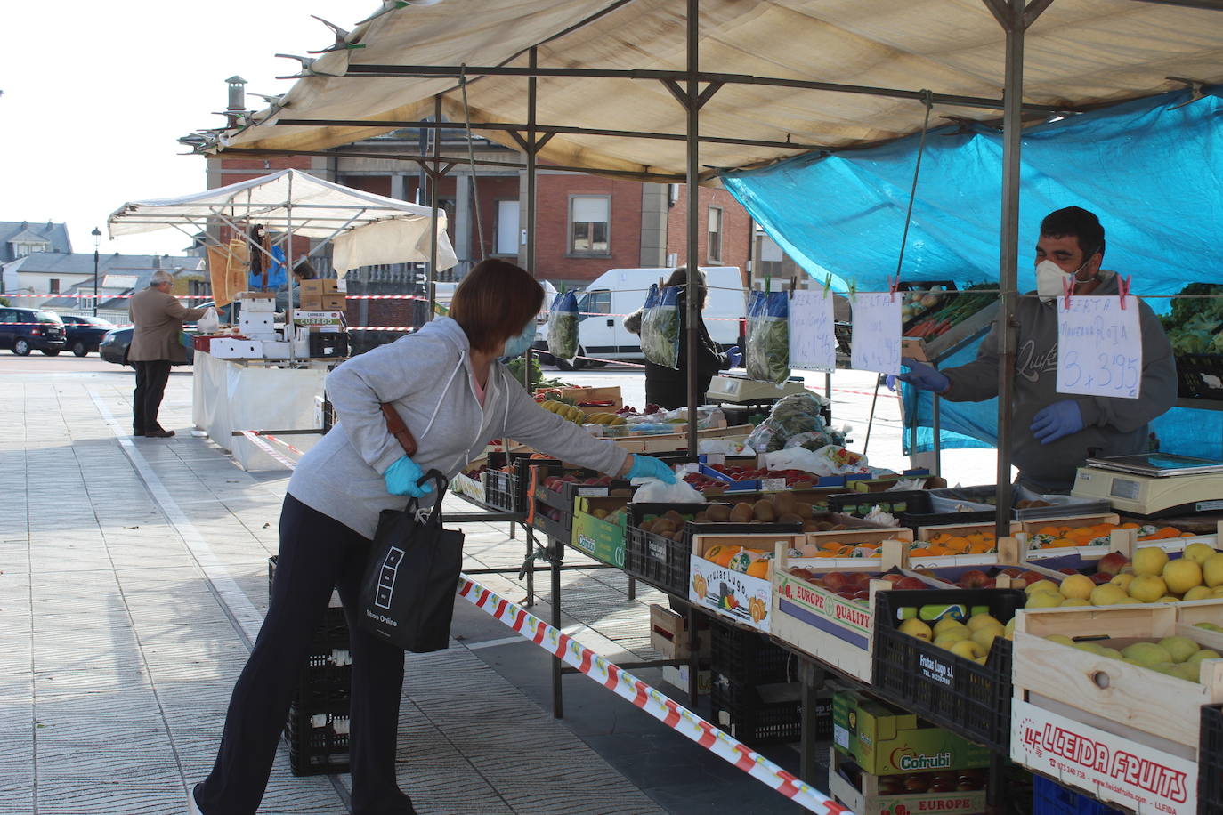 Después de casi dos meses de confinamiento por el coronavirus, las medidas de aislamiento se están relajando en Asturias. El Principado entra este lunes en la fase 1 de la desescalada, aunque continúan vigentes las franjas horarias para pasear y para hacer deporte en la calle. 