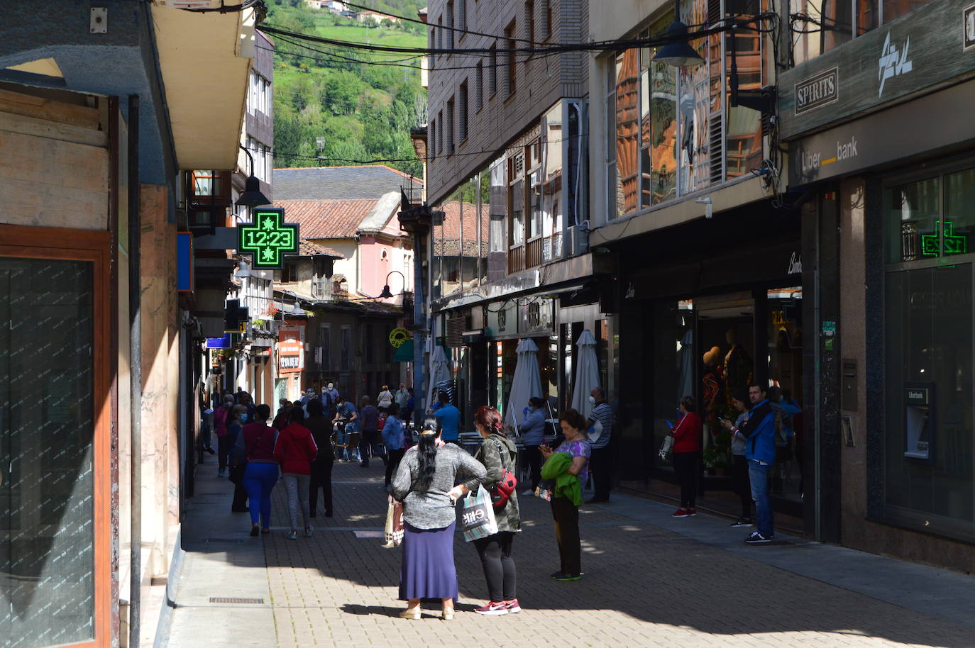 Después de casi dos meses de confinamiento por el coronavirus, las medidas de aislamiento se están relajando en Asturias. El Principado entra este lunes en la fase 1 de la desescalada, aunque continúan vigentes las franjas horarias para pasear y para hacer deporte en la calle. 