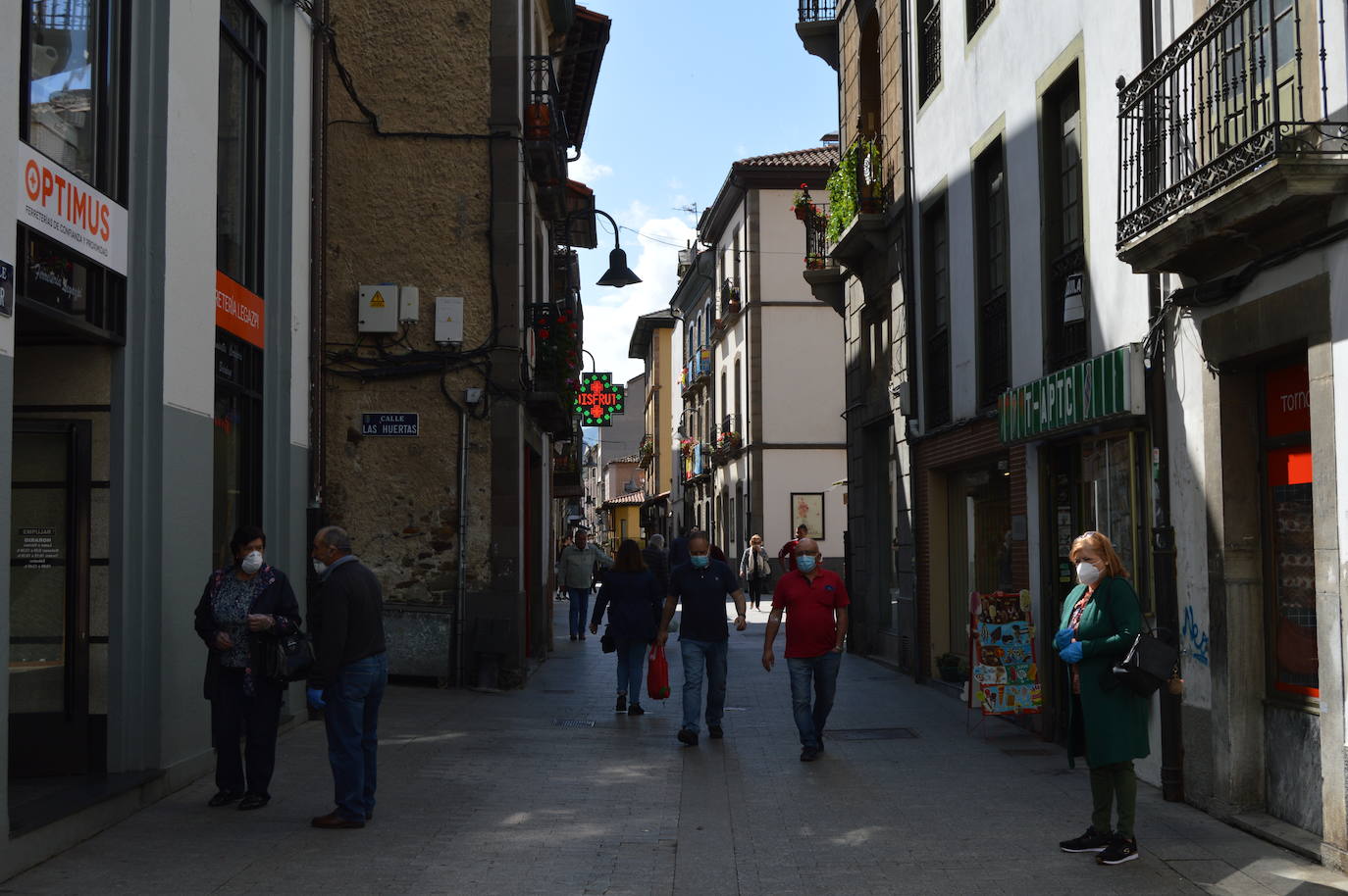 Después de casi dos meses de confinamiento por el coronavirus, las medidas de aislamiento se están relajando en Asturias. El Principado entra este lunes en la fase 1 de la desescalada, aunque continúan vigentes las franjas horarias para pasear y para hacer deporte en la calle. 