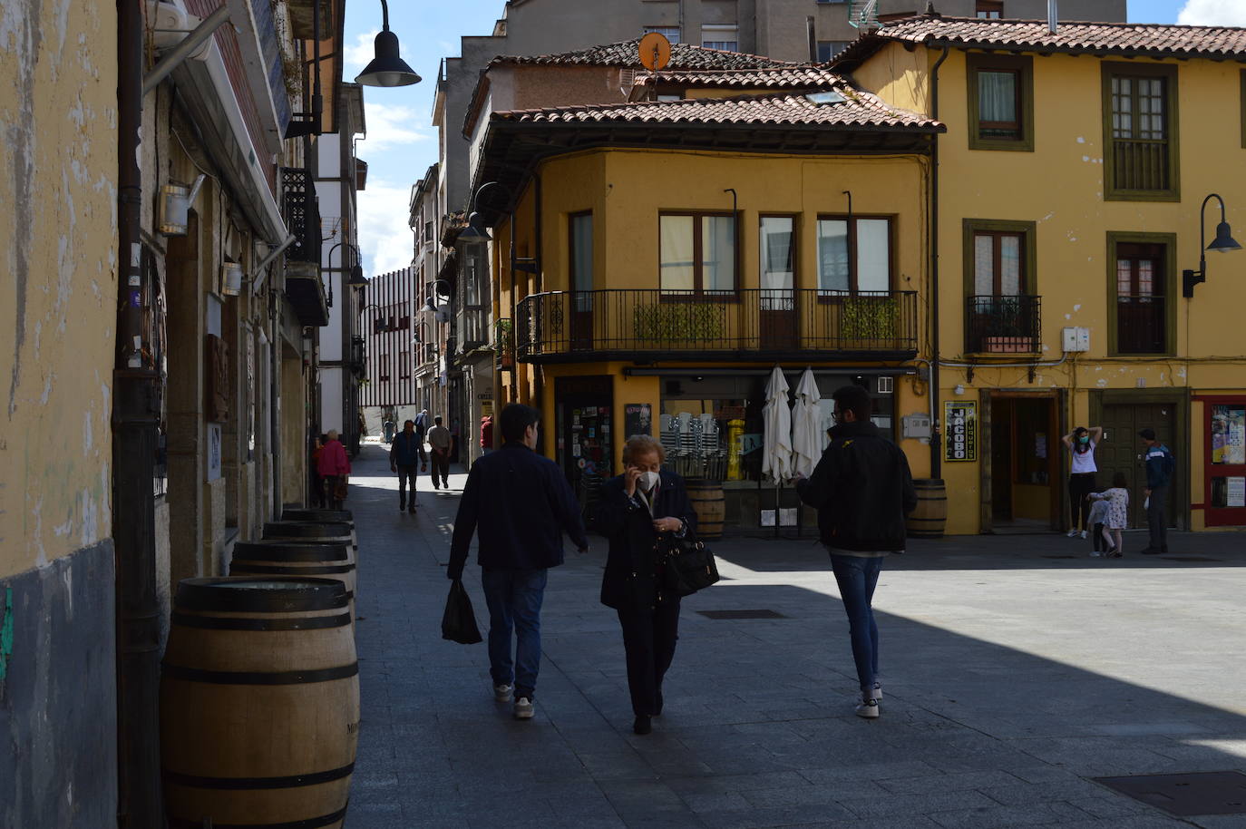 Después de casi dos meses de confinamiento por el coronavirus, las medidas de aislamiento se están relajando en Asturias. El Principado entra este lunes en la fase 1 de la desescalada, aunque continúan vigentes las franjas horarias para pasear y para hacer deporte en la calle. 