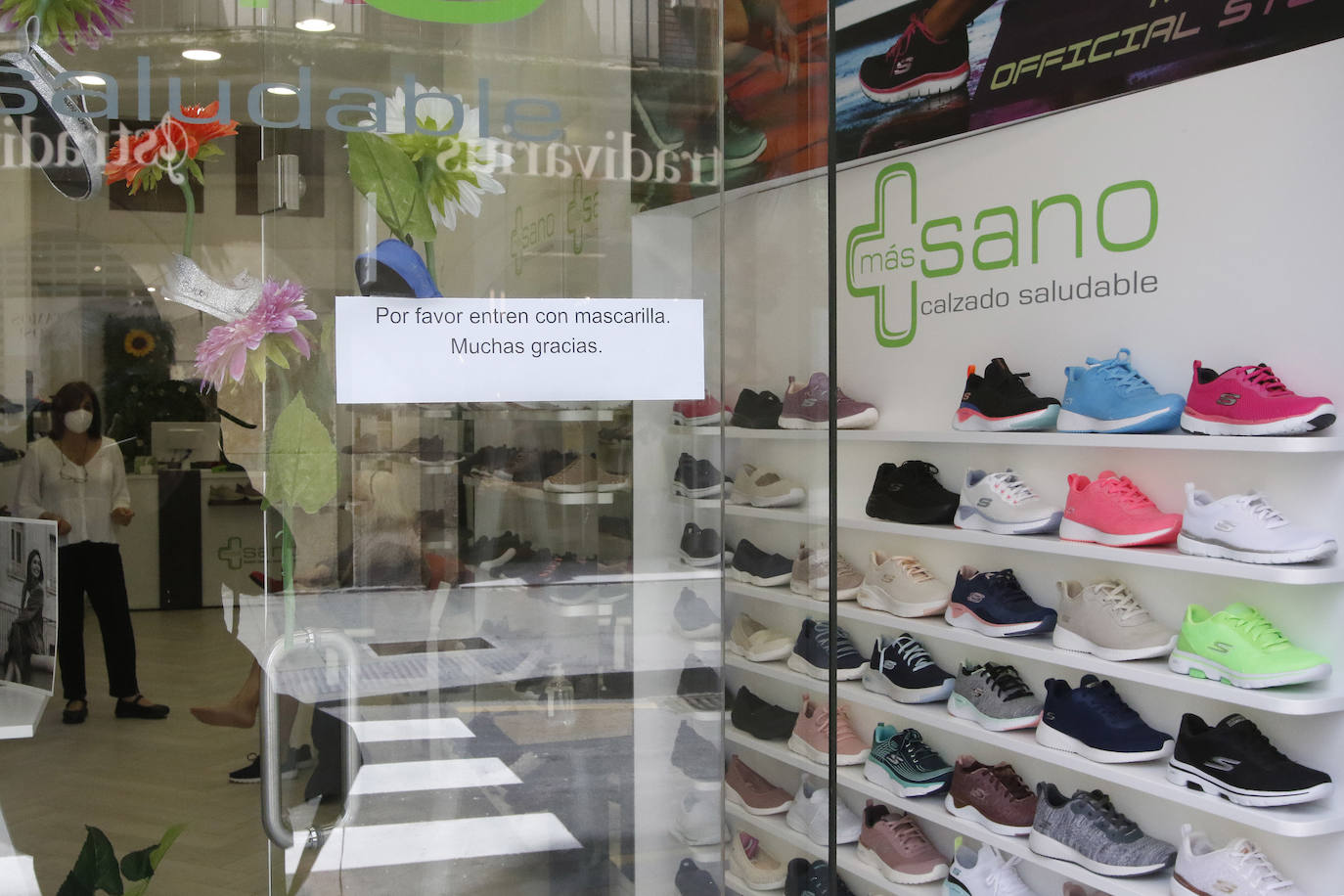 Después de casi dos meses de confinamiento por el coronavirus, las medidas de aislamiento se están relajando en Asturias. El Principado entra este lunes en la fase 1 de la desescalada, aunque continúan vigentes las franjas horarias para pasear y para hacer deporte en la calle. 