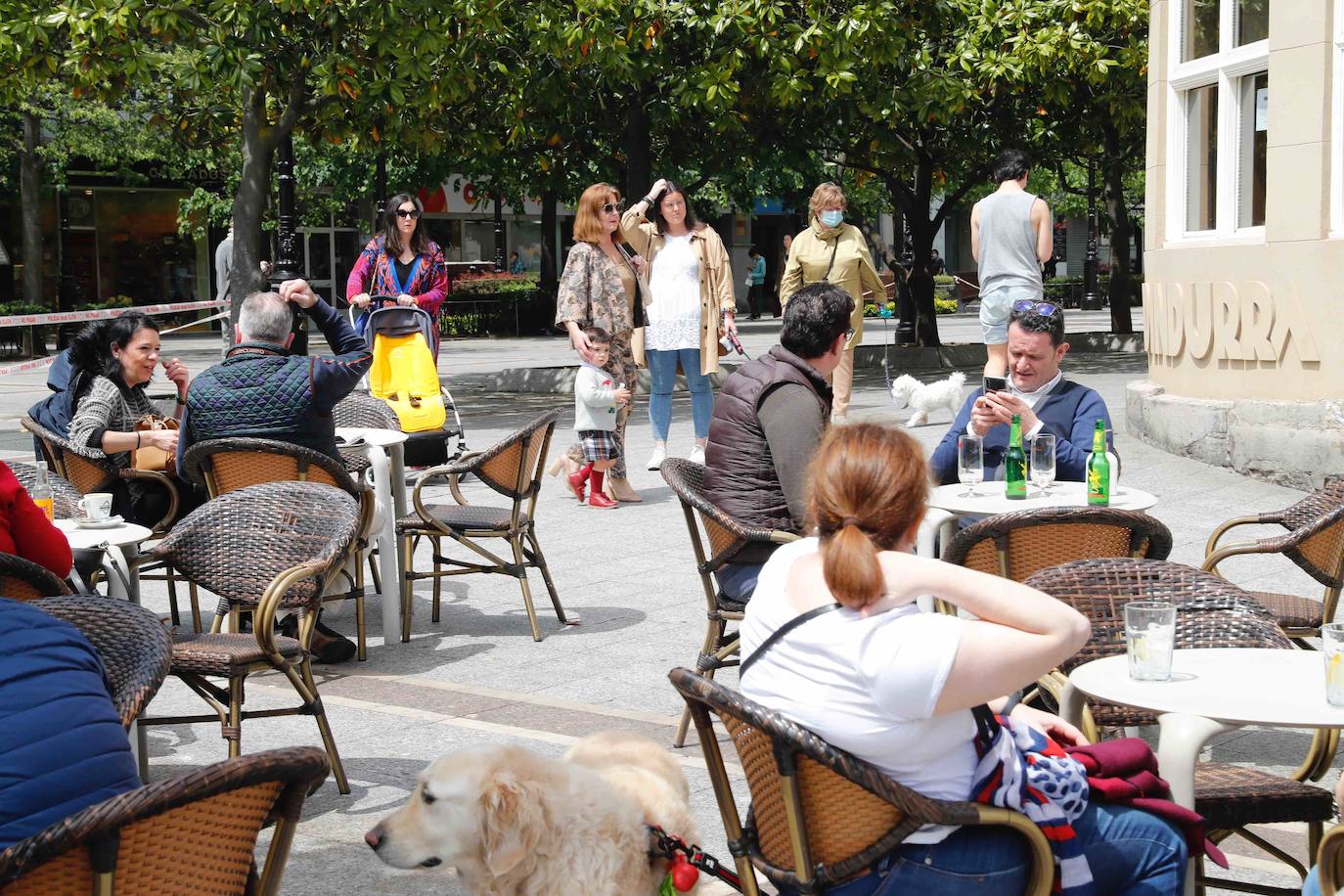 Tras ocho semanas con las verjas bajadas y las sillas y mesas apiladas, los establecimientos hosteleros de Gijón han vuelto a colocar sus terrazas. Eso sí, bajo estrictas medidas de higiene y aforo para prevenir el contagio de coronavirus. 