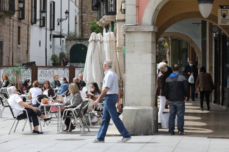 Por primera vez desde que se declaró el estado de alarma por la pandemia de coronavirus los asturianos han podido acudir a las terrazas de bares y cafeterías. Este lunes ha comenzado la fase 1 de la desescalada en el Principado y una de las medidas de alivio del confinamiento es la apertura de terrazas, aunque los establecimientos hosteleros deben acatar estrictas medidas de precaución, como la limpieza exhaustiva de las sillas y mesas o la limitación de aforo. 