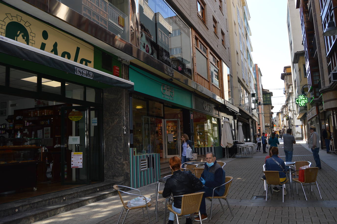 Por primera vez desde que se declaró el estado de alarma por la pandemia de coronavirus los asturianos han podido acudir a las terrazas de bares y cafeterías. Este lunes ha comenzado la fase 1 de la desescalada en el Principado y una de las medidas de alivio del confinamiento es la apertura de terrazas, aunque los establecimientos hosteleros deben acatar estrictas medidas de precaución, como la limpieza exhaustiva de las sillas y mesas o la limitación de aforo. 