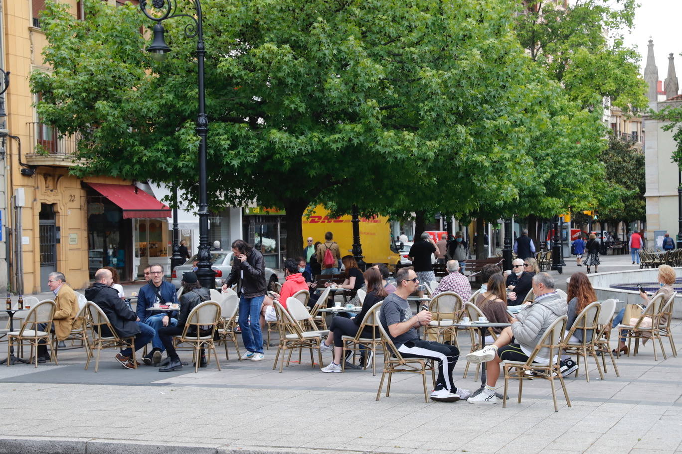 Por primera vez desde que se declaró el estado de alarma por la pandemia de coronavirus los asturianos han podido acudir a las terrazas de bares y cafeterías. Este lunes ha comenzado la fase 1 de la desescalada en el Principado y una de las medidas de alivio del confinamiento es la apertura de terrazas, aunque los establecimientos hosteleros deben acatar estrictas medidas de precaución, como la limpieza exhaustiva de las sillas y mesas o la limitación de aforo. 