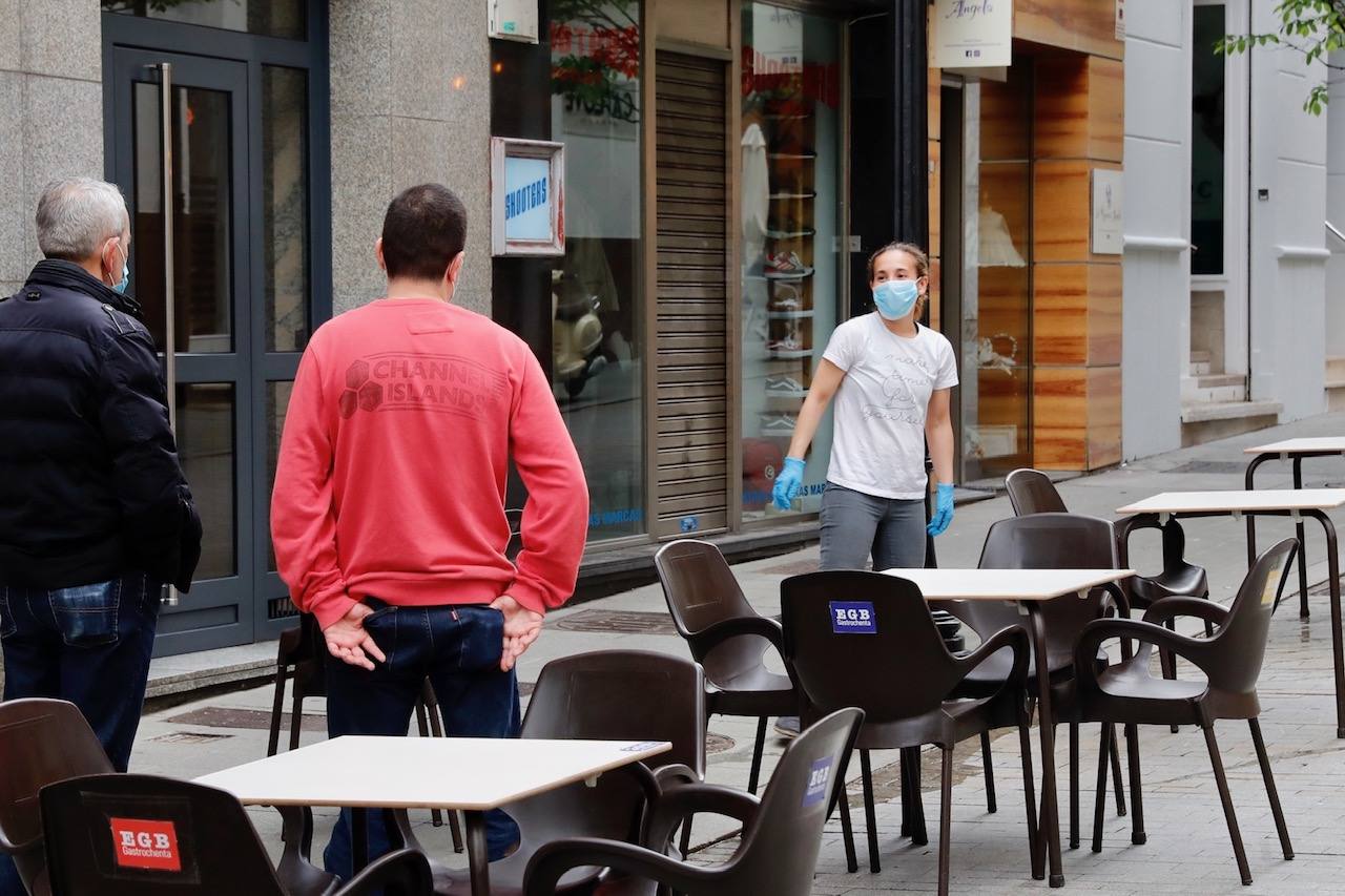 Por primera vez desde que se declaró el estado de alarma por la pandemia de coronavirus los asturianos han podido acudir a las terrazas de bares y cafeterías. Este lunes ha comenzado la fase 1 de la desescalada en el Principado y una de las medidas de alivio del confinamiento es la apertura de terrazas, aunque los establecimientos hosteleros deben acatar estrictas medidas de precaución, como la limpieza exhaustiva de las sillas y mesas o la limitación de aforo. 