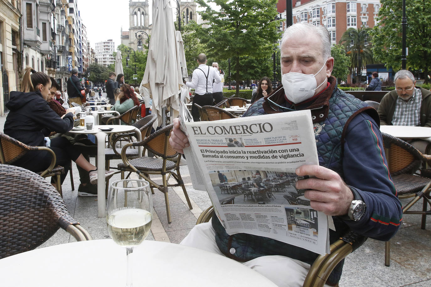 Por primera vez desde que se declaró el estado de alarma por la pandemia de coronavirus los asturianos han podido acudir a las terrazas de bares y cafeterías. Este lunes ha comenzado la fase 1 de la desescalada en el Principado y una de las medidas de alivio del confinamiento es la apertura de terrazas, aunque los establecimientos hosteleros deben acatar estrictas medidas de precaución, como la limpieza exhaustiva de las sillas y mesas o la limitación de aforo. 