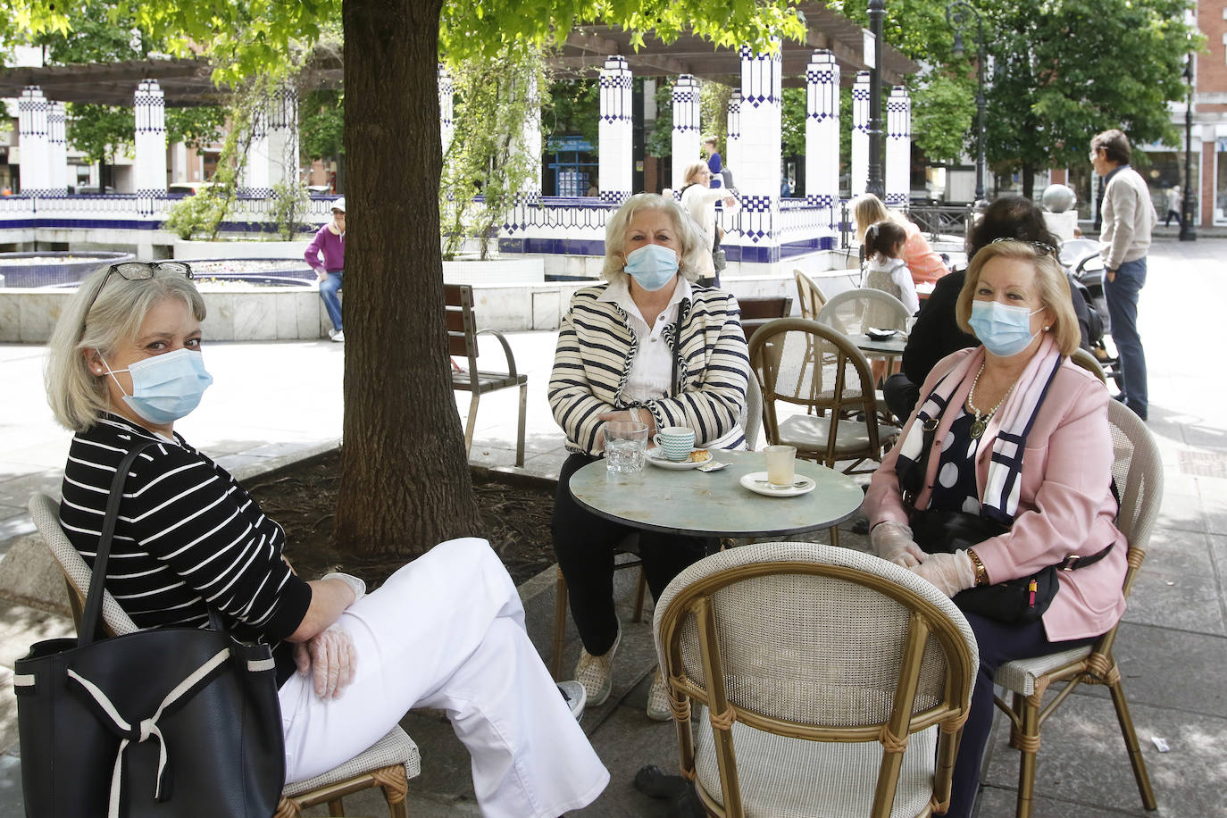 Por primera vez desde que se declaró el estado de alarma por la pandemia de coronavirus los asturianos han podido acudir a las terrazas de bares y cafeterías. Este lunes ha comenzado la fase 1 de la desescalada en el Principado y una de las medidas de alivio del confinamiento es la apertura de terrazas, aunque los establecimientos hosteleros deben acatar estrictas medidas de precaución, como la limpieza exhaustiva de las sillas y mesas o la limitación de aforo. 