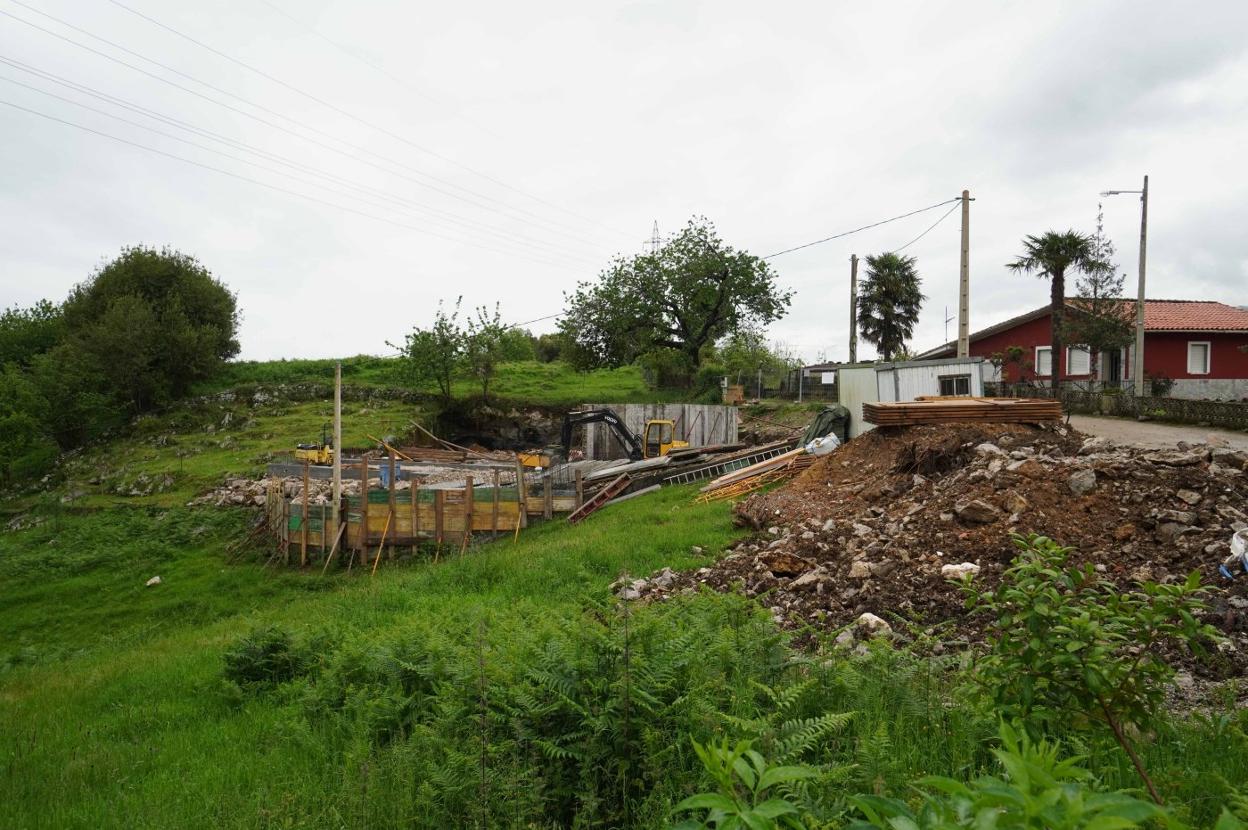 Las obras de construcción de una vivienda en Parres (Llanes) paralizadas de forma cautelar. 