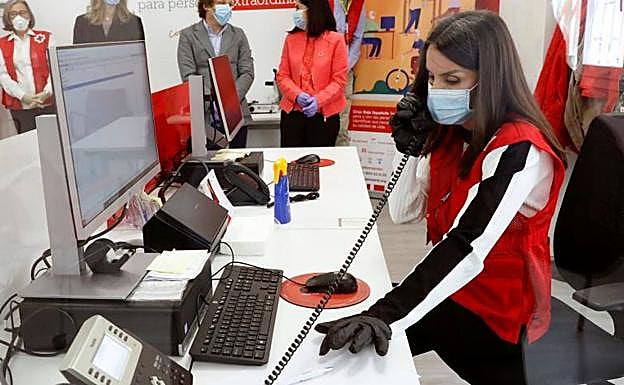 La reina, voluntaria de Cruz Roja por un día