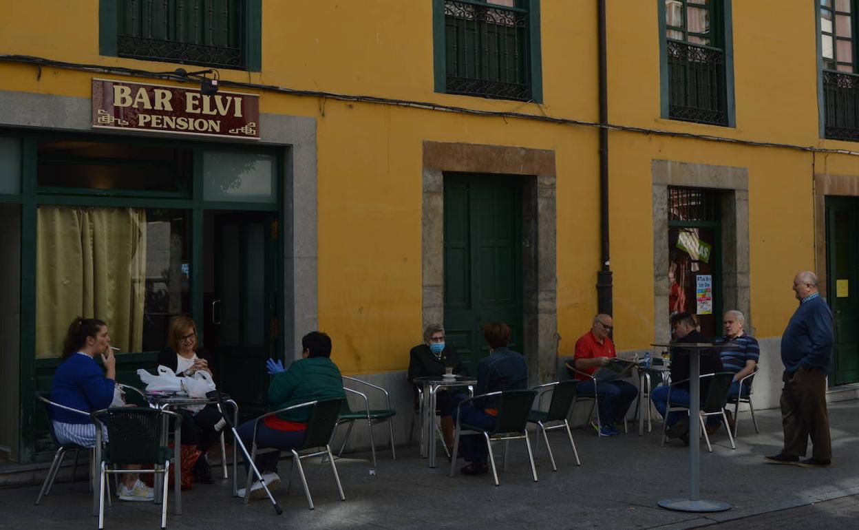 Desescalada | Las calles de Cangas del Narcea comienzan a recuperar «poco a poco» su vitalidad