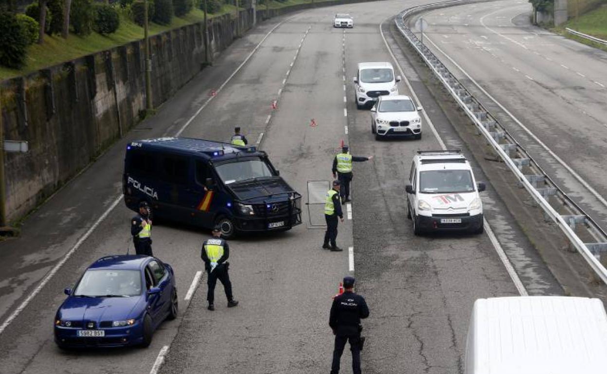 Un control de la Policía Nacional en Oviedo la pasada semana.