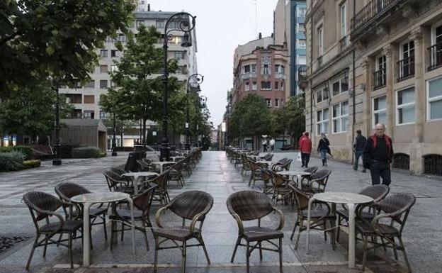 Desescalada en Asturias | Los clientes de las terrazas tendrán que esperar a que el camarero les acomode