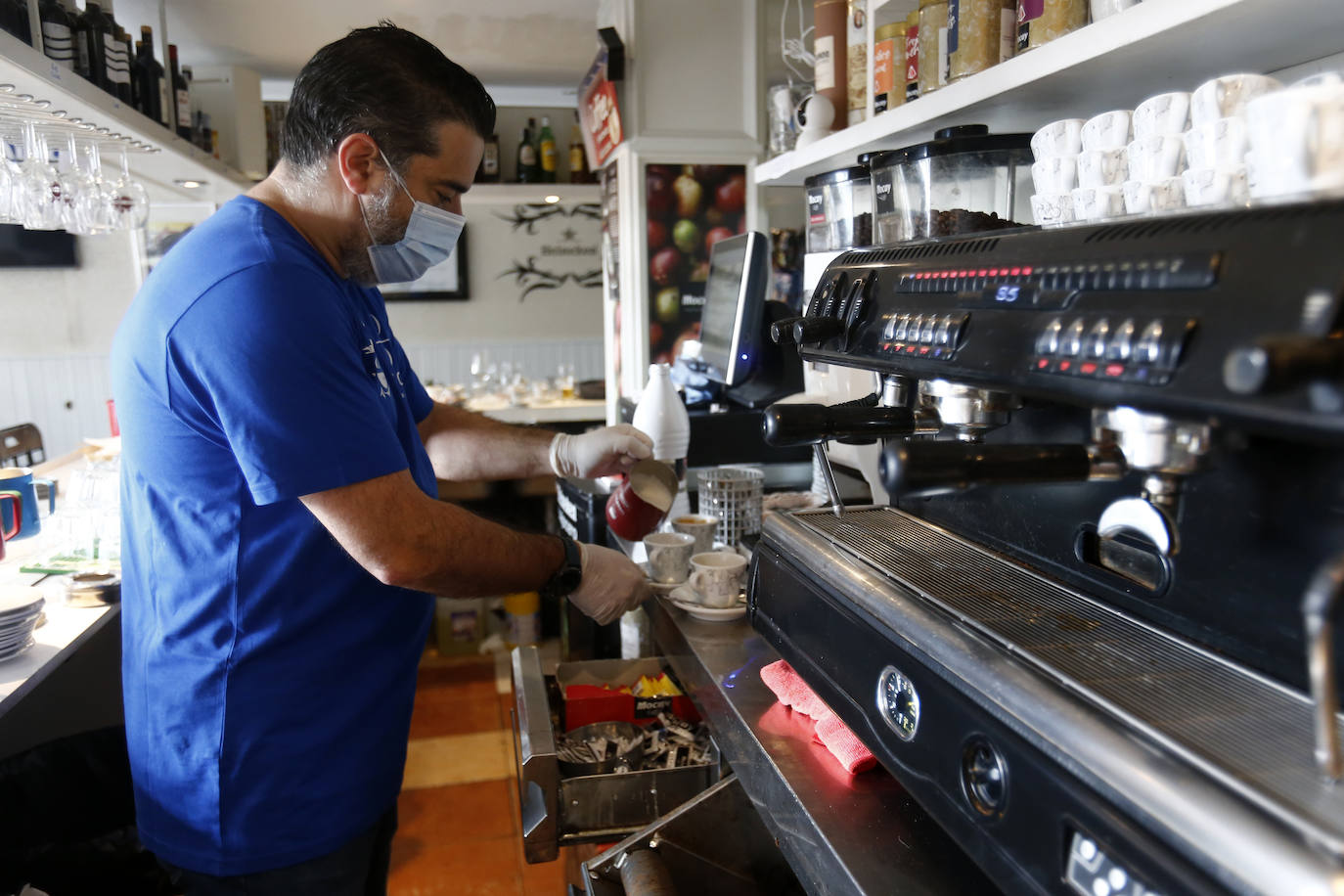 Oviedo disfrutó de la apertura de las terrazas de bares y cafeterías durante el primer día de la región en la Fase 1 de la desescalada.