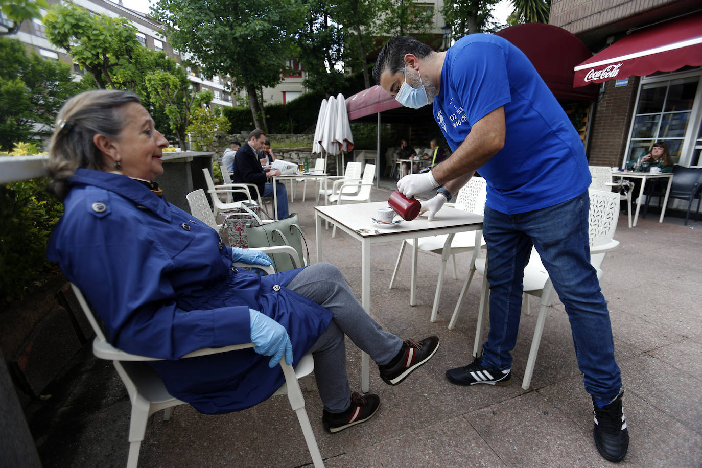 Oviedo disfrutó de la apertura de las terrazas de bares y cafeterías durante el primer día de la región en la Fase 1 de la desescalada.