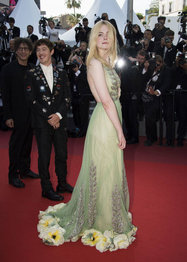 Elle Fanning escogió en 2017 un romántico diseño en tonos verdes rematado con flores.