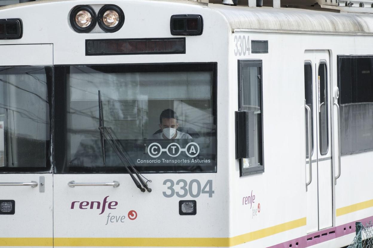 Un conductor de cercanías, con mascarilla. 