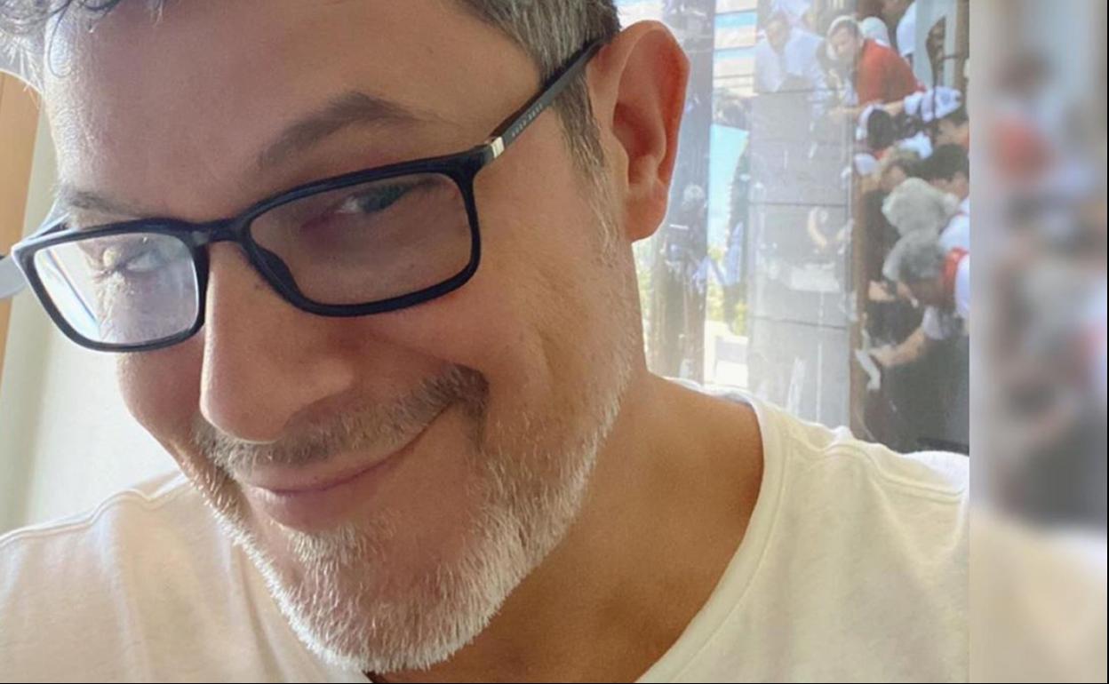 El cantante muestra su nueva imagen tras el confinamiento. 