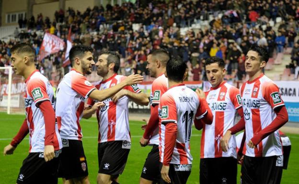 Jugadores de la UD Logroñés festejan un gol ante el Burgos en Las Gaunas. 