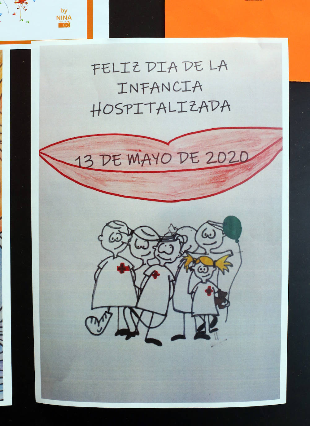 El hall de hospitalización expone una muestra con dibujos, fotos y mensajes cargados de optimismo. 