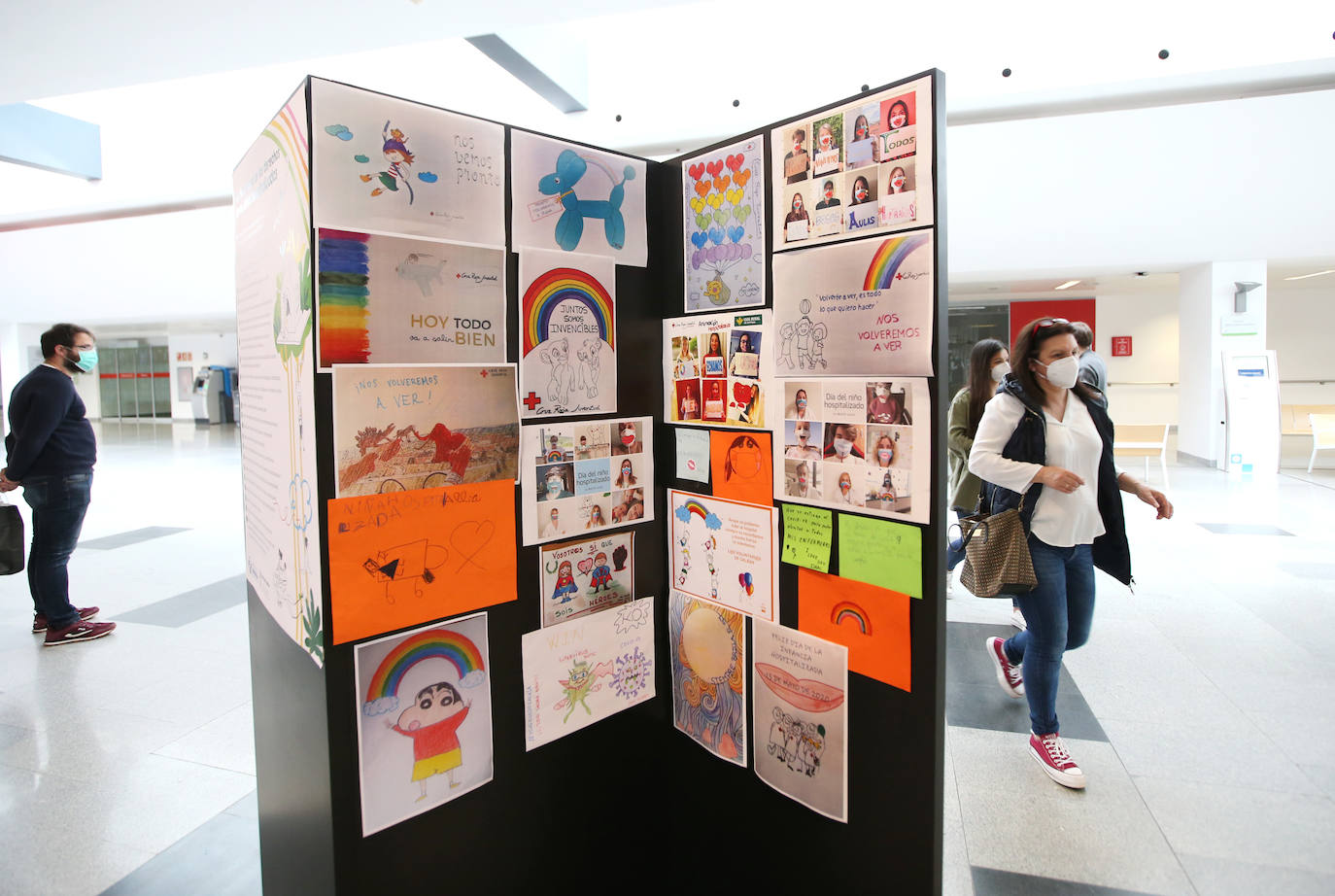 El hall de hospitalización expone una muestra con dibujos, fotos y mensajes cargados de optimismo. 