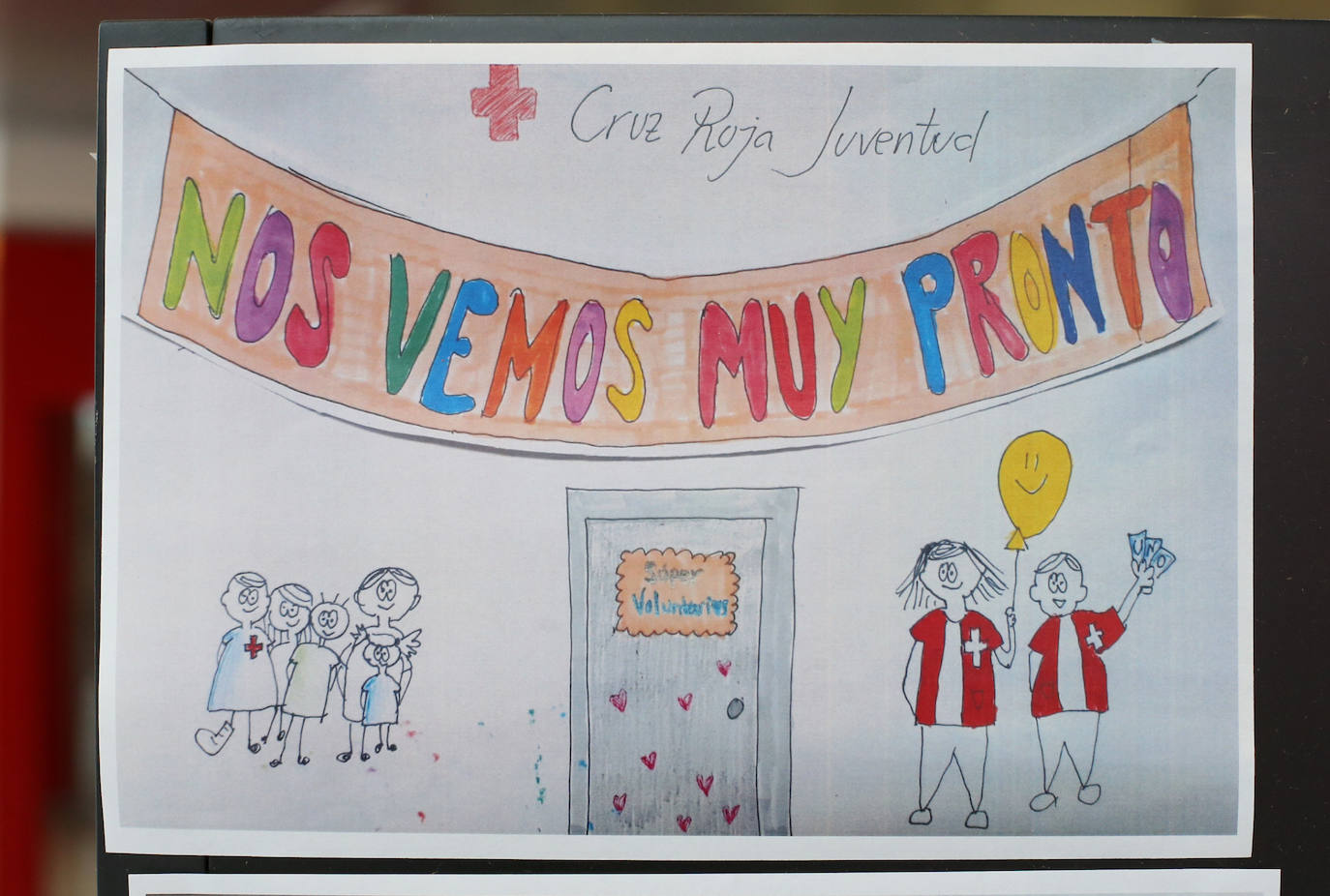 El hall de hospitalización expone una muestra con dibujos, fotos y mensajes cargados de optimismo. 