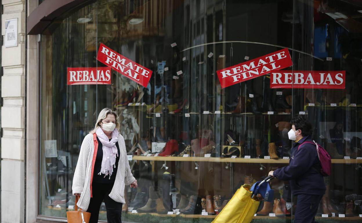 Carteles de 'rebajas' en una zapatería gijonesa. damián arienza