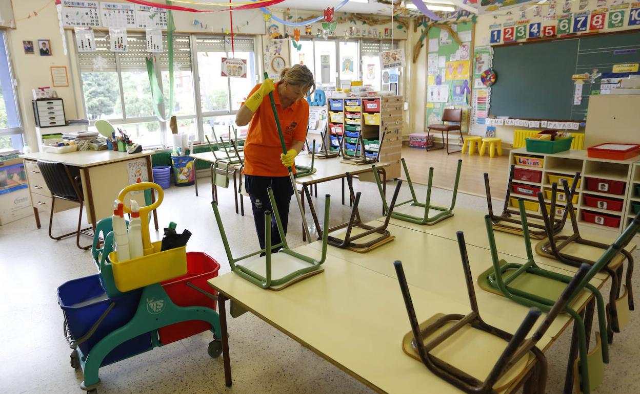 Limpieza en un colegio en Gijón.