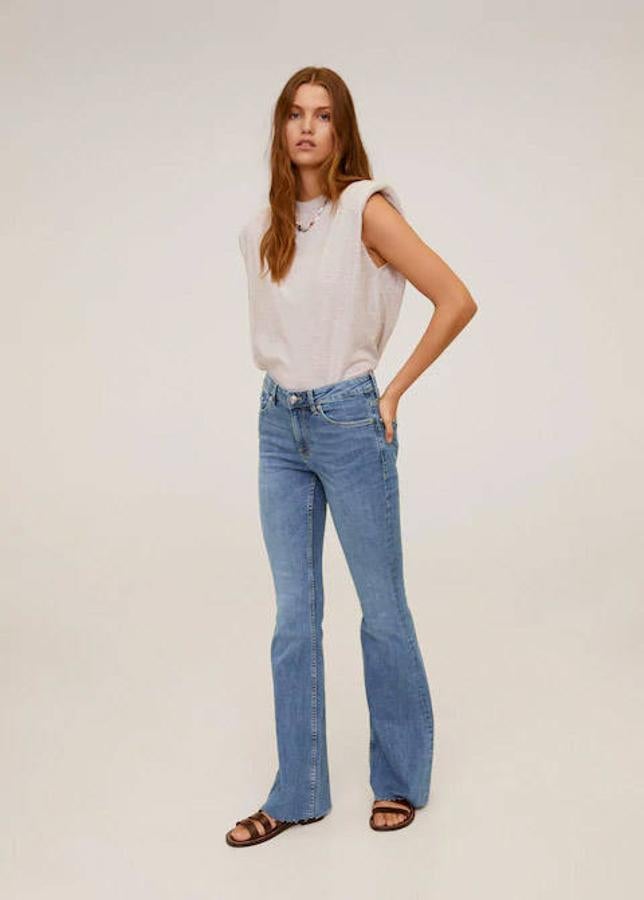 Jeans flare de Mango, 29,99 euros.