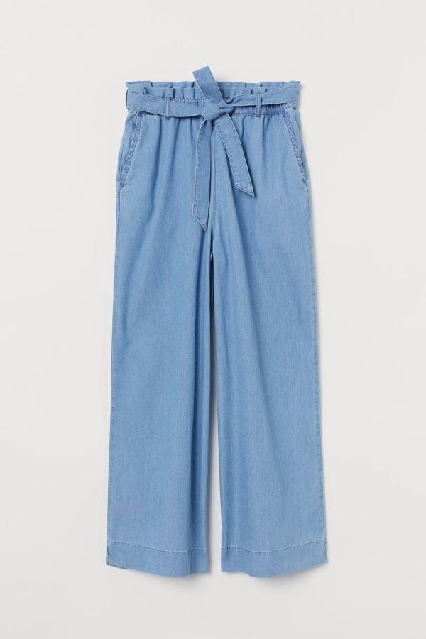 Jeans paper bag en azul claro de H&M, 19,99 euros.