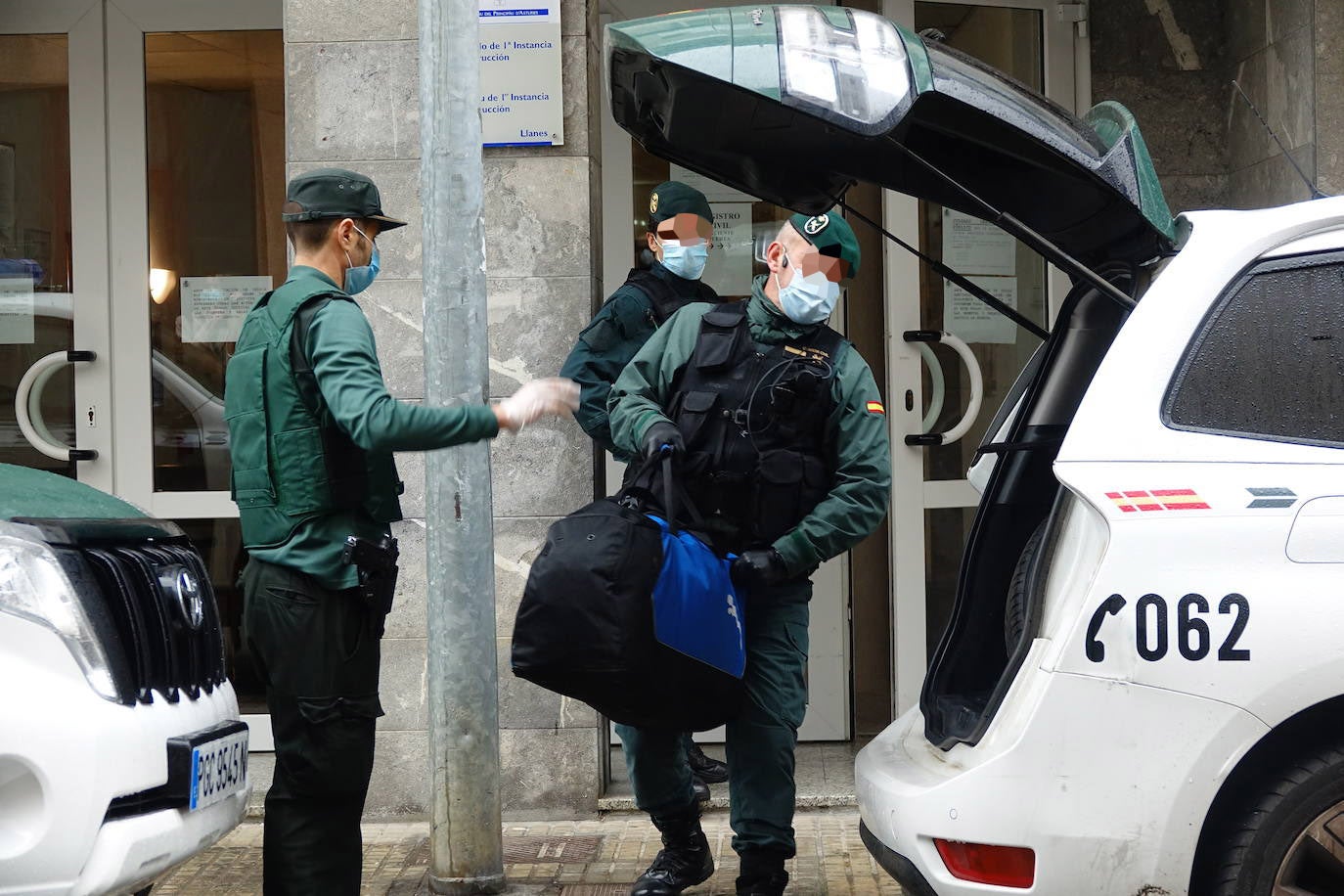 El presunto autor del asesinato del concejal de Llanes, el argelino Maamar Kelii, ha pasado este jueves por los juzgados de Llanes.