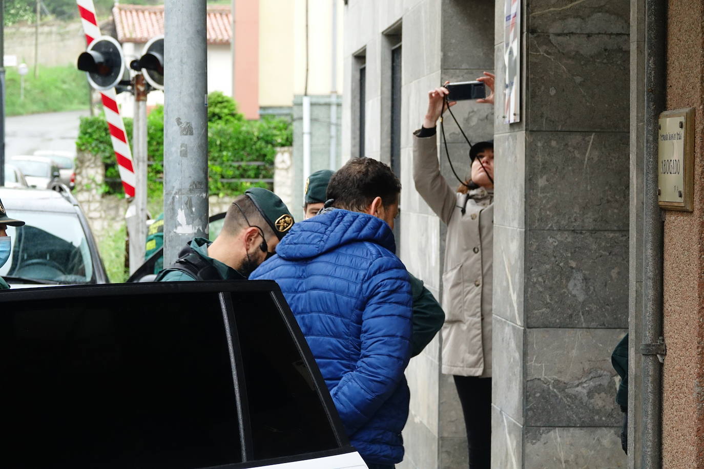 El presunto autor del asesinato del concejal de Llanes, el argelino Maamar Kelii, ha pasado este jueves por los juzgados de Llanes.