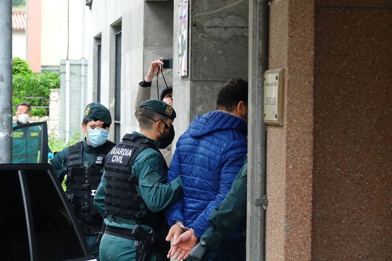 El presunto autor del asesinato del concejal de Llanes, el argelino Maamar Kelii, ha pasado este jueves por los juzgados de Llanes.