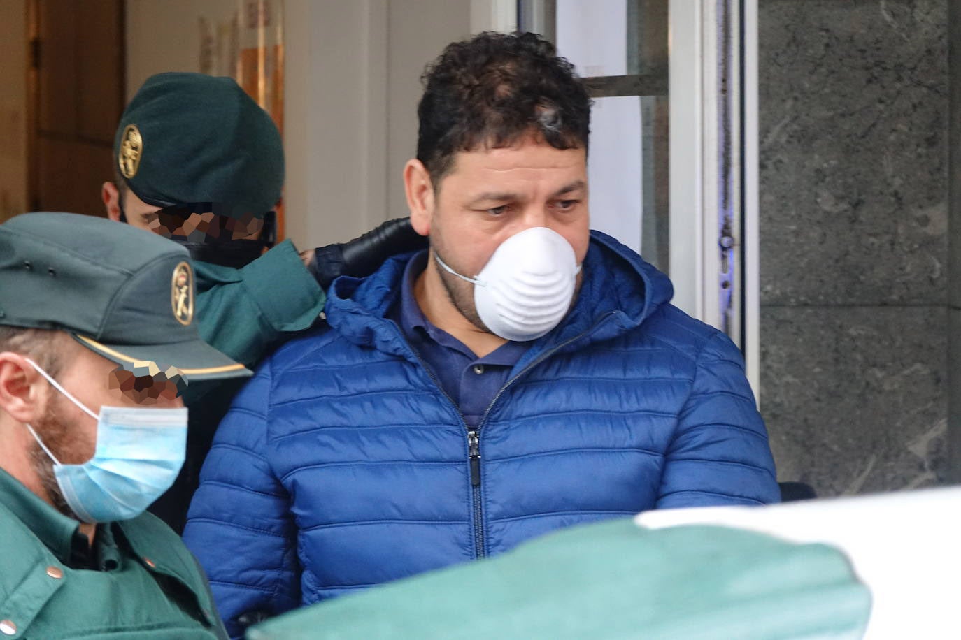 El presunto autor del asesinato del concejal de Llanes, el argelino Maamar Kelii, ha pasado este jueves por los juzgados de Llanes.