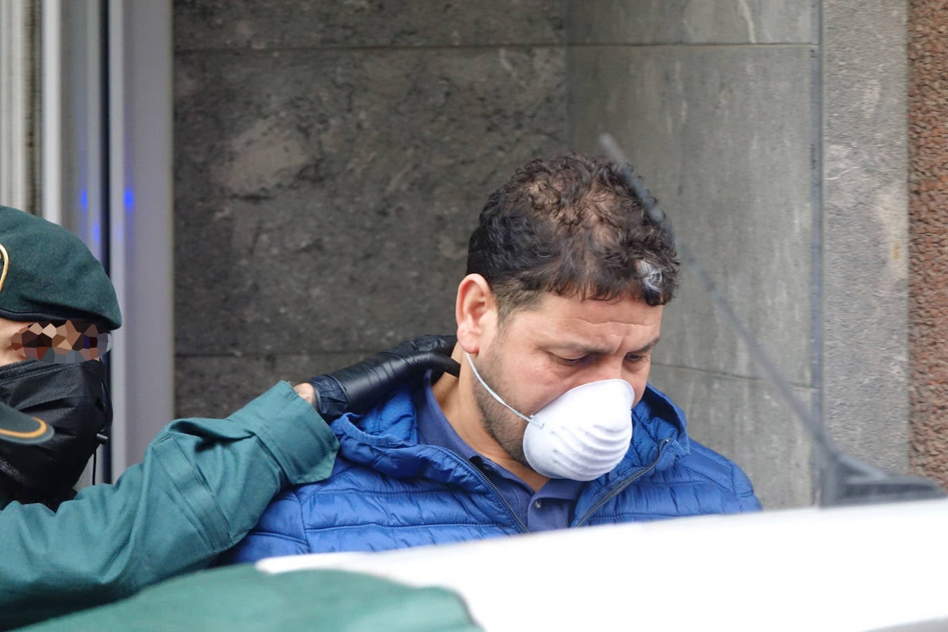 El presunto autor del asesinato del concejal de Llanes, el argelino Maamar Kelii, ha pasado este jueves por los juzgados de Llanes.