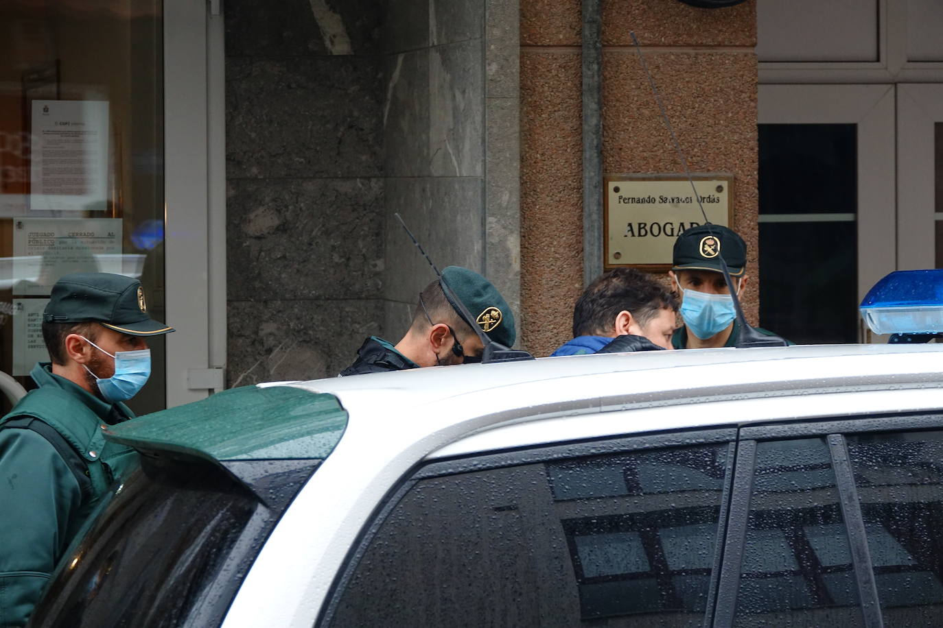 El presunto autor del asesinato del concejal de Llanes, el argelino Maamar Kelii, ha pasado este jueves por los juzgados de Llanes.